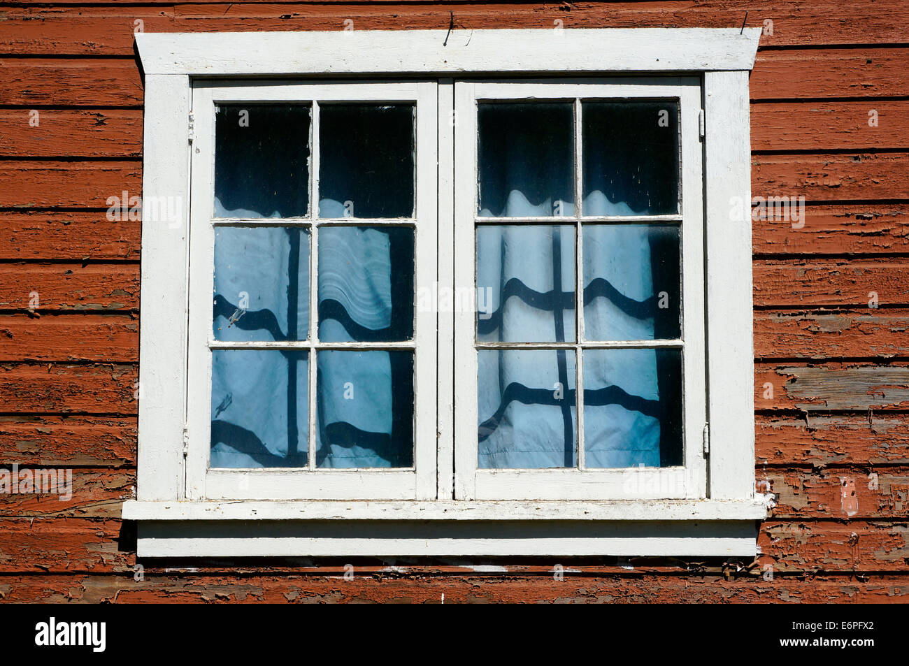 Verwitterte Fenster eines alten Hauses mit abblätternde Farbe, Bowen Island, BC, Kanada Stockfoto