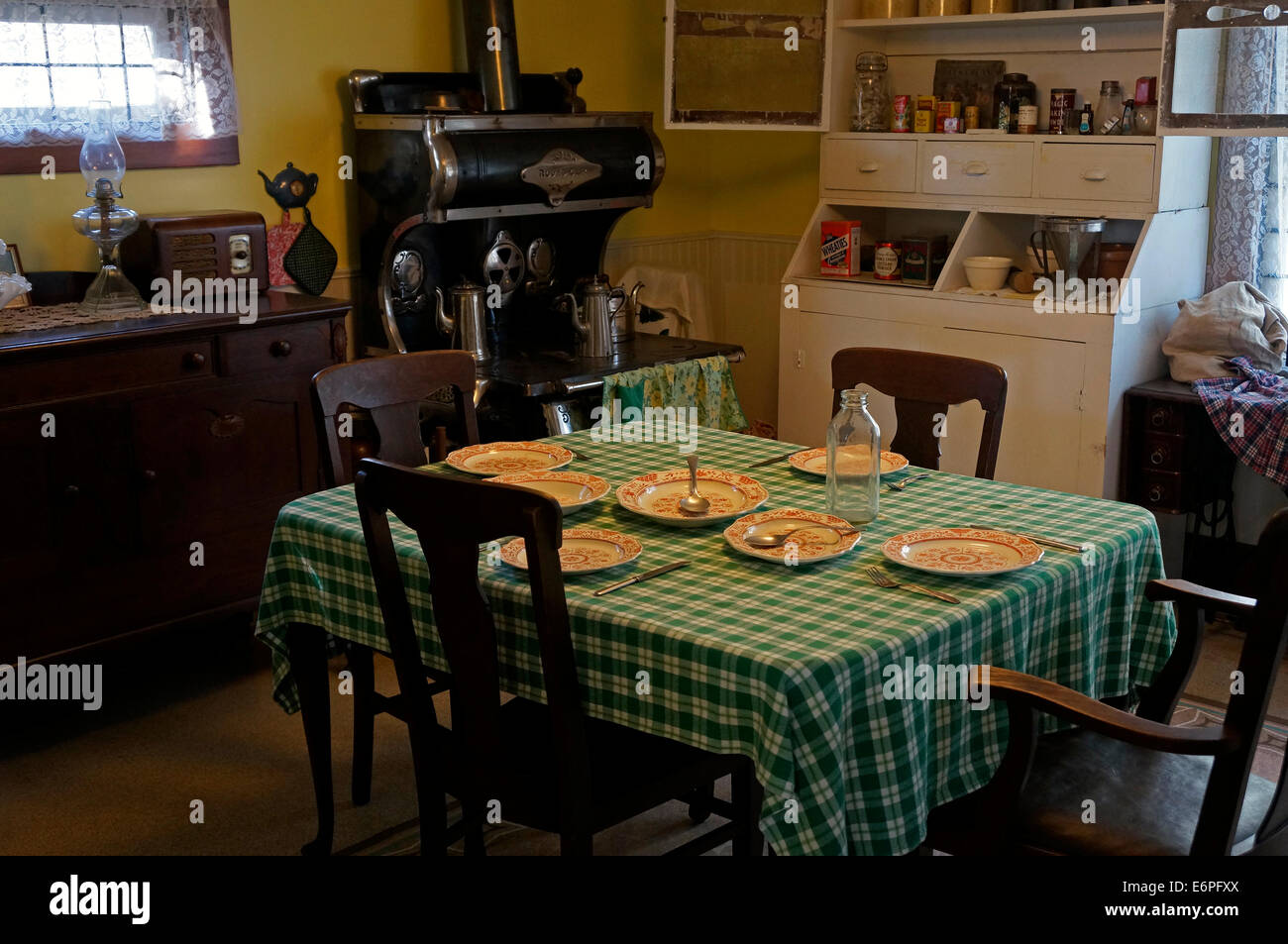Altmodische Küche und Esszimmer im Steveston Museum, Steveston Village, Richmond, British Columbia, Kanada Stockfoto