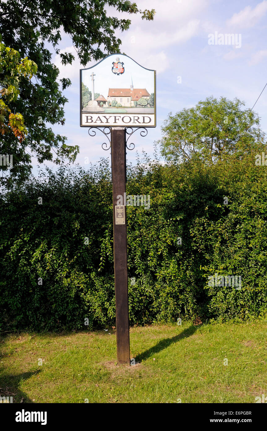 Ortsschild zeigt Ortskirche, Bayford Hertfordshire Stockfoto