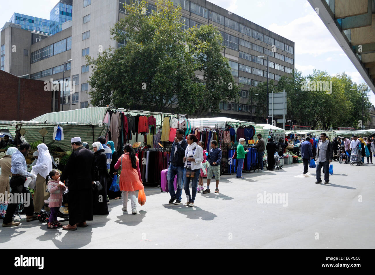 Menschen Whitechapel Road Abfälle Straßenmarkt in Whitechapel Road, London Borough of Tower Hamlets, England Großbritannien UK Stockfoto