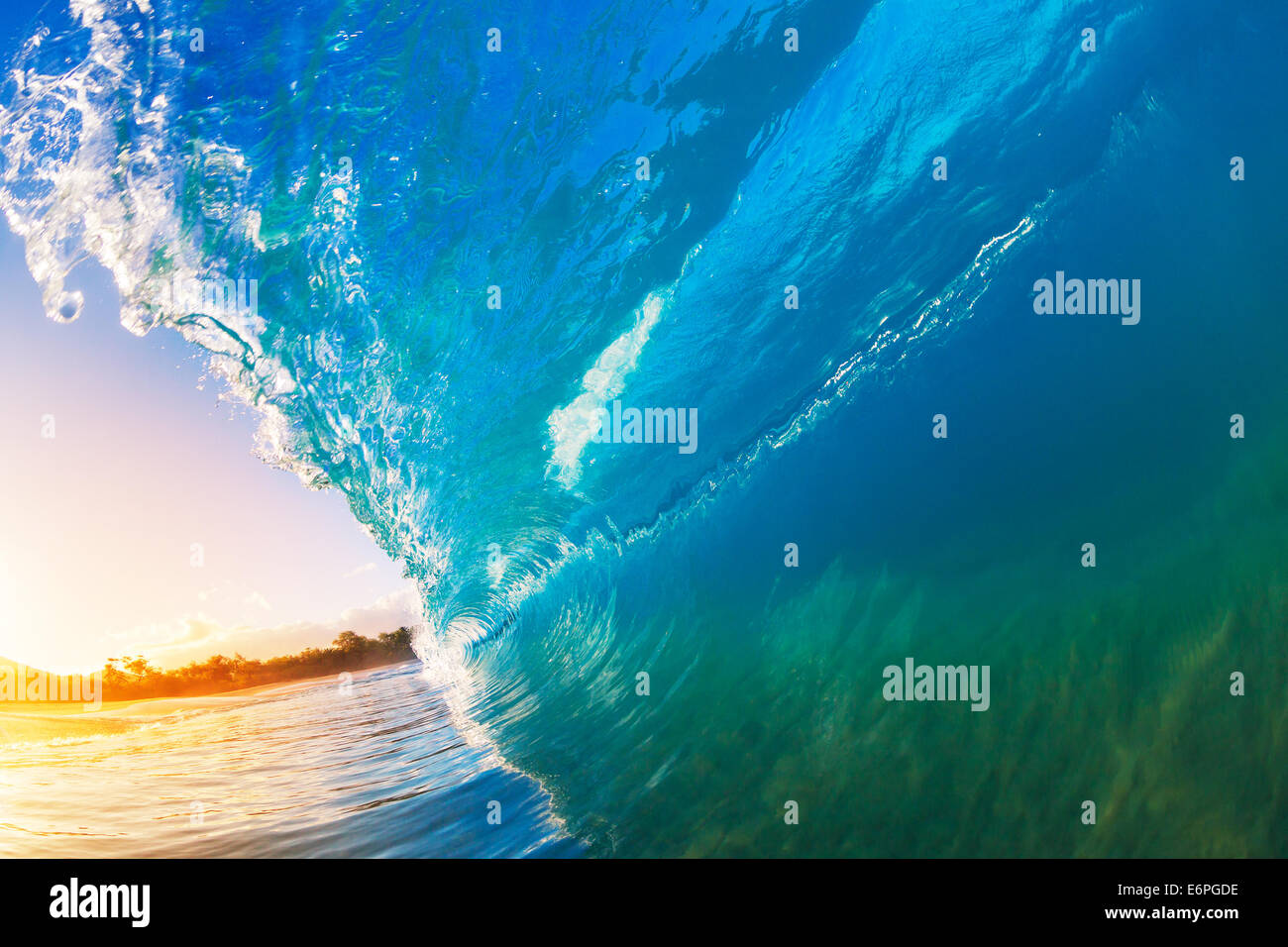 Ozeanwelle bei Sonnenaufgang Stockfoto