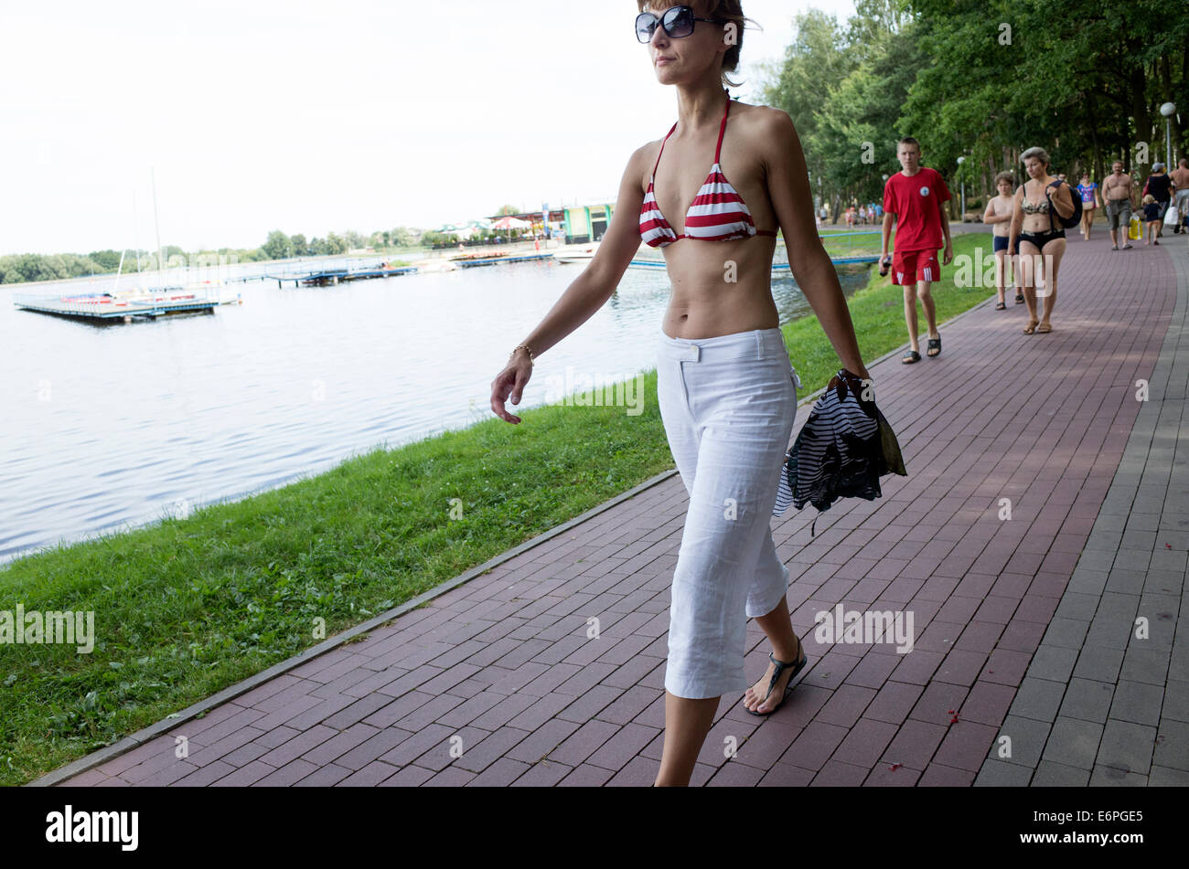 Attraktive schlanke Polin in einem Bikinitop Zalew Tatar Lagune spazieren. Rawa Mazowiecka Polen Stockfoto