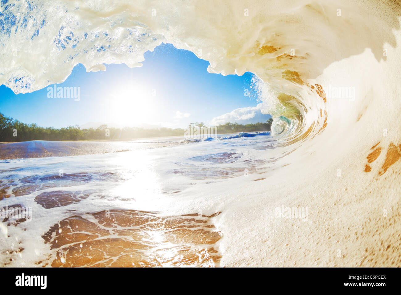 Sandy Ozeanwelle Absturz auf den Strand Stockfoto