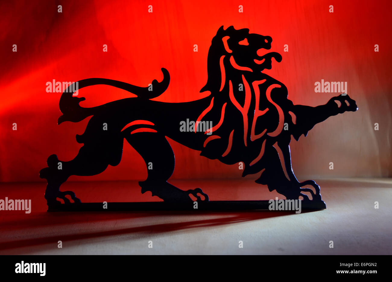 Schottland für die Unabhängigkeit. Der Löwe brüllt. Laubsägearbeiten von Clydebank Künstler Owen McGuigan Stockfoto