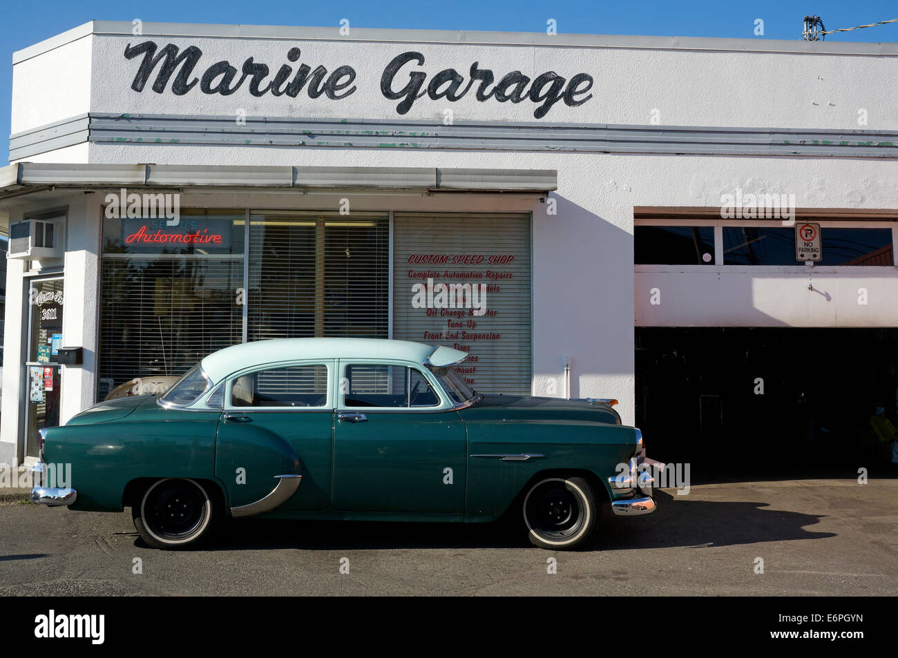 Einem 1954 Pontiac, viertürige Limousine außerhalb einer Garage in Steveston Village, Richmond, British Columbia, Kanada geparkt Stockfoto