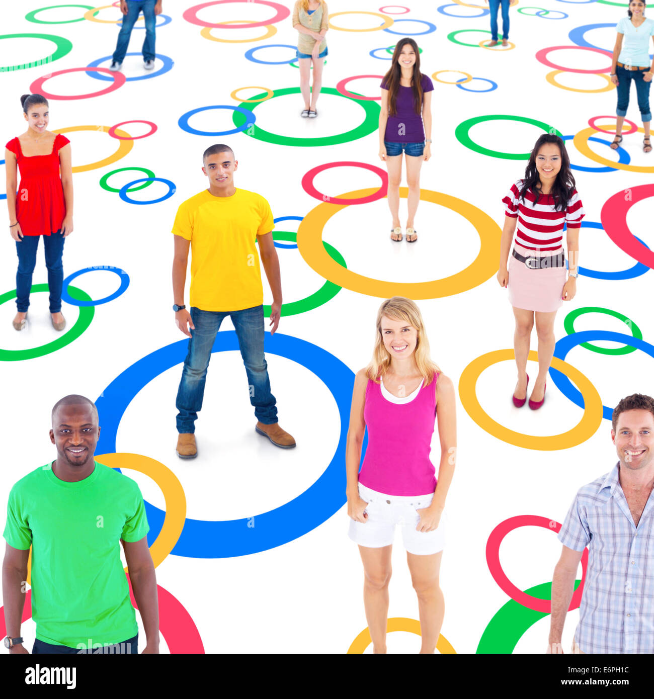 Gruppe von multiethnischen sozial vernetzten Menschen auf bunte Kreise Stockfoto