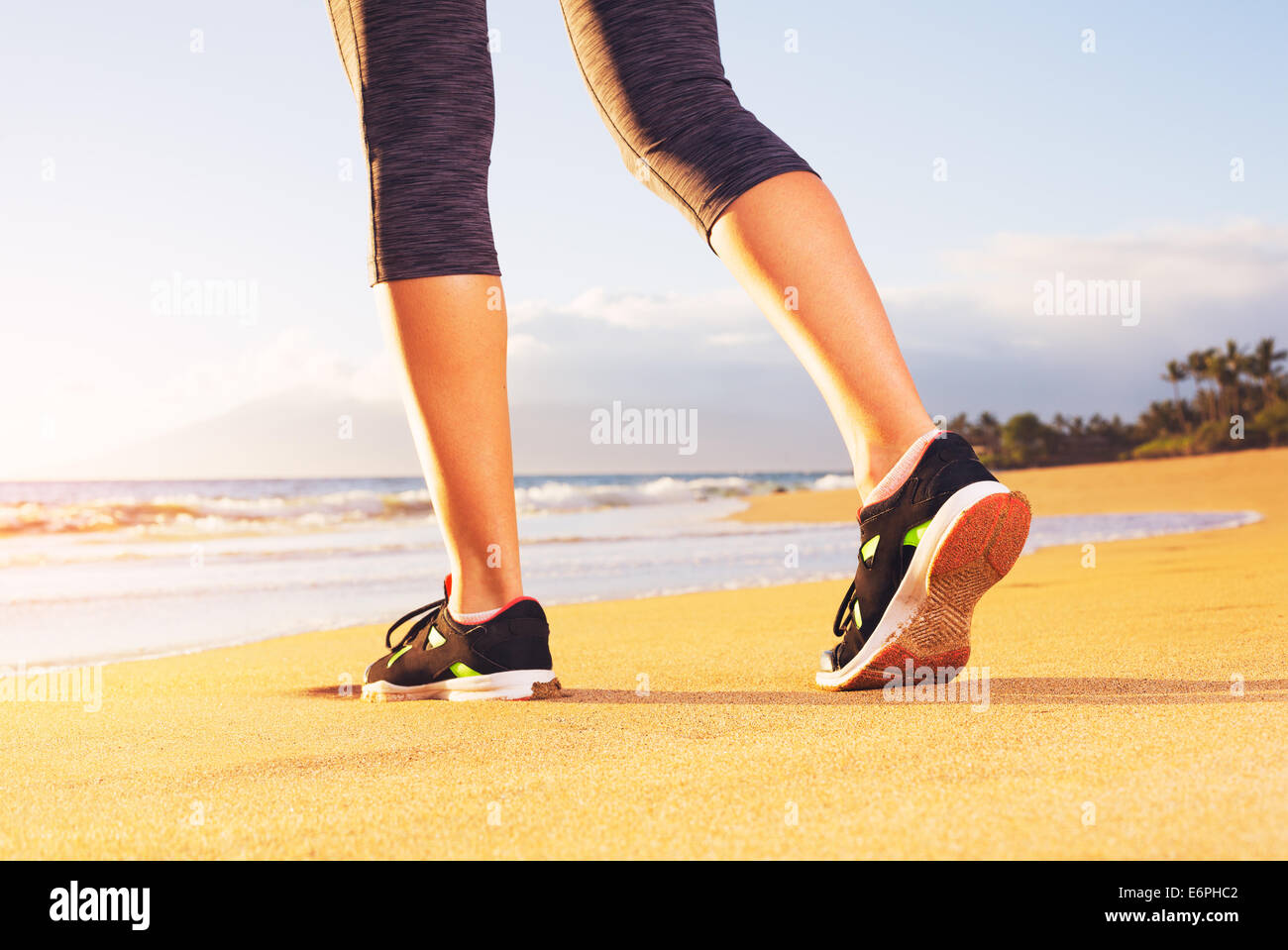 Athlet Laufer Fusse Am Strand Laufen Nahaufnahme Auf Schuh Und Beine Frau Sonnenuntergang Fitness Workout Wellness Gesundheit Co Stockfotografie Alamy
