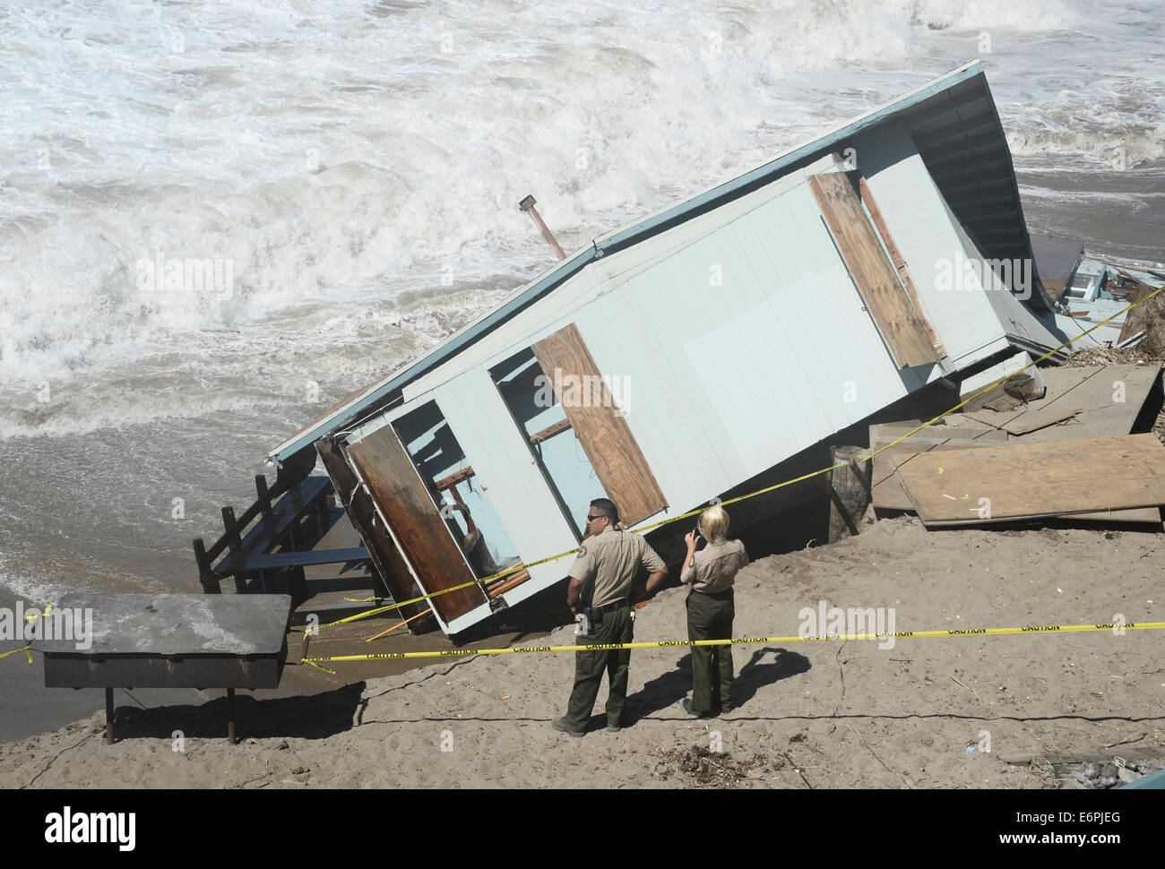 Malibu, Kalifornien, USA. 28. August 2014. Mugu Strandwache, die in die 90er Jahre TV-Serie Baywatch durch die großen Wellen von Hurrikan Marie Mittwochabend untergraben wurde verwendet wurde. State Park Rangers schauen über eine Strandwache Zusammenbruch, die in den Ozean späten Mittwochabend von den großen Wellen von Hurrikan Marie fiel. Die LA Grafschaft Rettungsschwimmer bauen, wie es für über 30 Jahren und heute schon langsam war zerrissen von heutigen großen Wellen entlang PCH. Foto von gen Blevins/LA DailyNews/ZumaPress Credit: Gene Blevins/ZUMA Draht/Alamy Live-Nachrichten Stockfoto