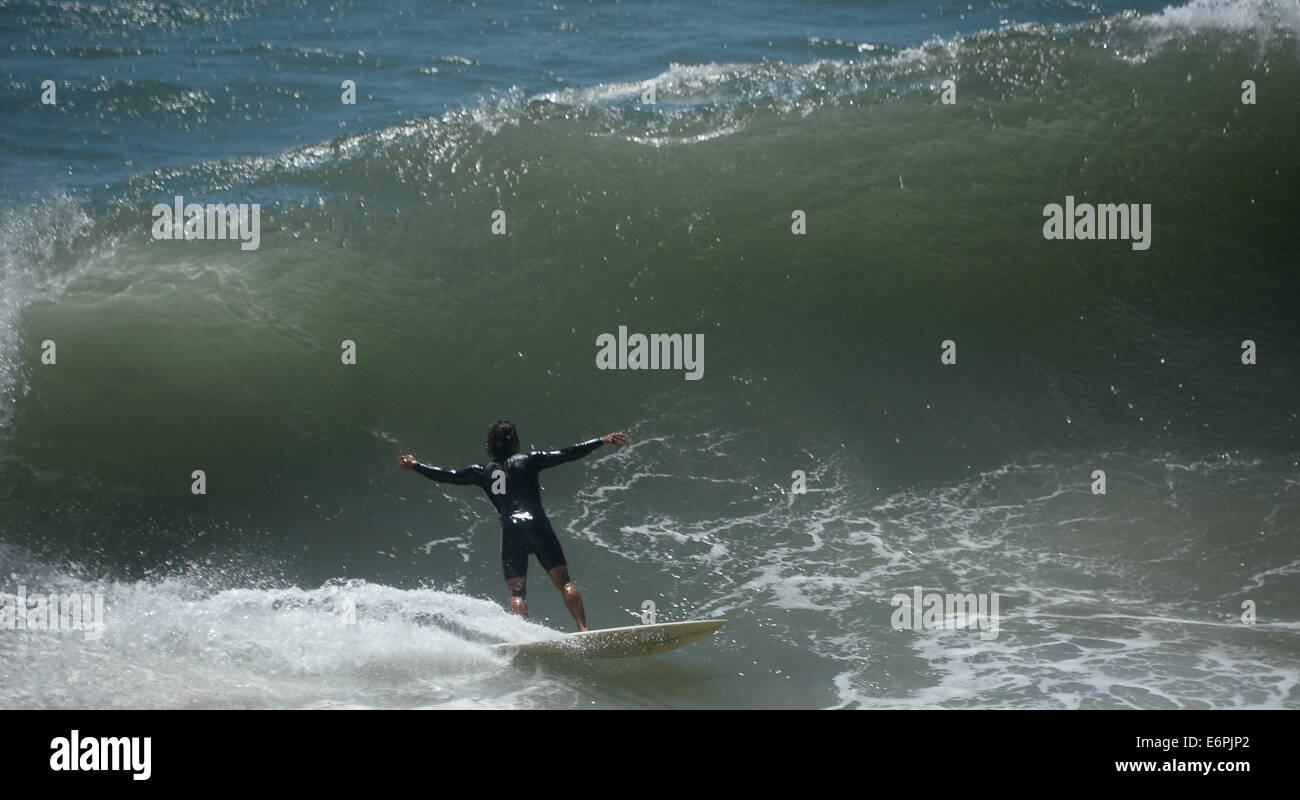 Malibu, Kalifornien, USA. 28. August 2014. Mugu Strandwache, die in die 90er Jahre TV-Serie Baywatch durch die großen Wellen von Hurrikan Marie Mittwochabend untergraben wurde verwendet wurde. State Park Rangers schauen über eine Strandwache Zusammenbruch, die in den Ozean späten Mittwochabend von den großen Wellen von Hurrikan Marie fiel. Die LA Grafschaft Rettungsschwimmer bauen, wie es für über 30 Jahren und heute schon langsam war zerrissen von heutigen großen Wellen entlang PCH. Foto von gen Blevins/LA DailyNews/ZumaPress Credit: Gene Blevins/ZUMA Draht/Alamy Live-Nachrichten Stockfoto