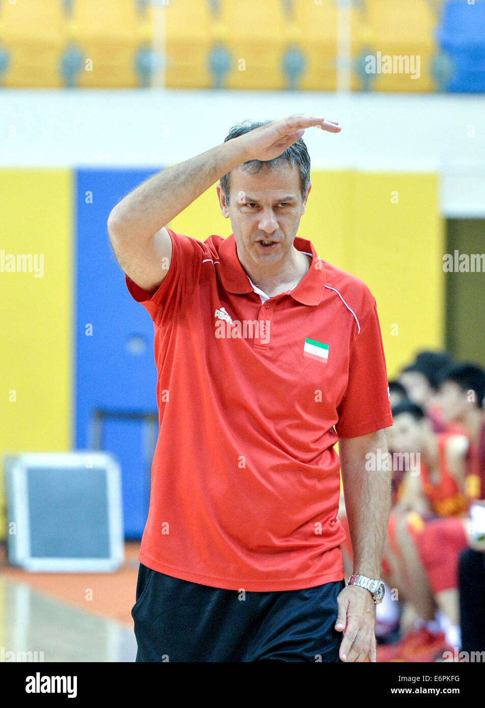 Doha, Katar. 28. August 2014. Pejic Milos, Cheftrainer des Iran, Gesten während des Finales der 23. FIBA Asien-U18-Meisterschaft gegen China in Doha, der Hauptstadt von Katar, 28. August 2014. China gewann das Spiel 66-48 und behauptete, den Champion. © Chen Shaojin/Xinhua/Alamy Live-Nachrichten Stockfoto