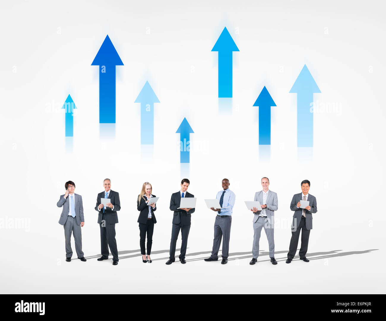 Gruppe von Unternehmen mit Pfeil-Zeichen im Hintergrund arbeiten. Stockfoto