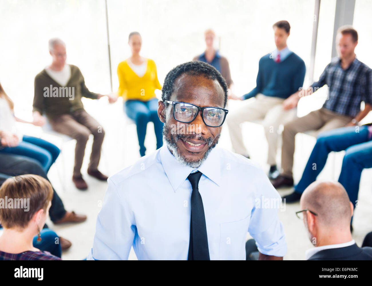 Afrikanischer Mann stand vor einer Selbsthilfegruppe Stockfoto