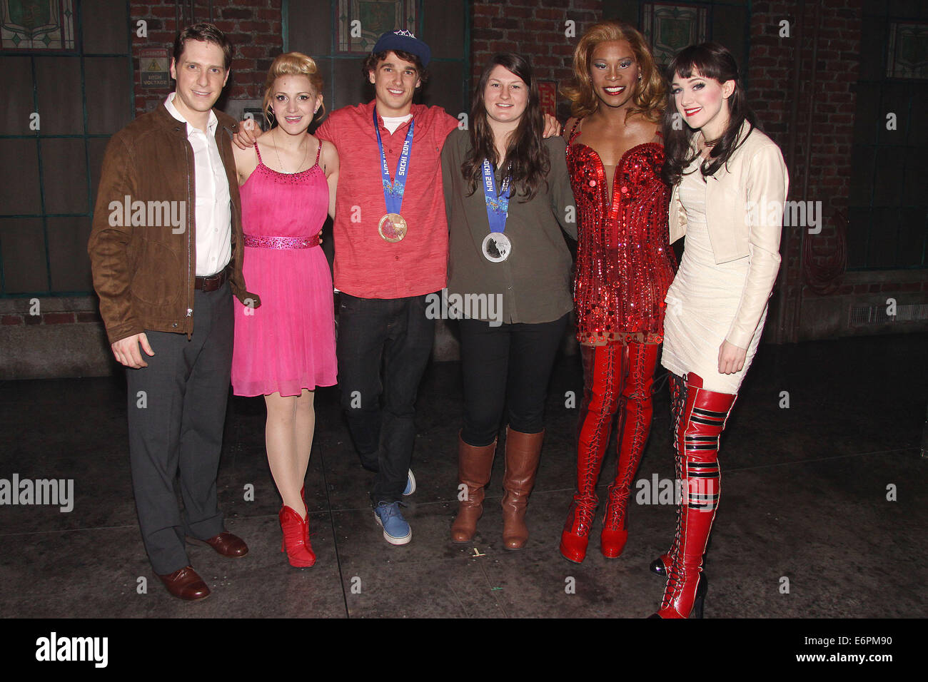 Olympic Ski Medaillengewinner Nick Goepper und Devin Logan besuchen die Besetzung von der Broadway musical Kinky Boots im Al Hirschfeld Theatre.  Mit: Andy Kelso, Annaleigh Ashford, Nick Goepper, Devin Logan, Billy Porter, Lena Hall wo: New York, New York, USA Stockfoto