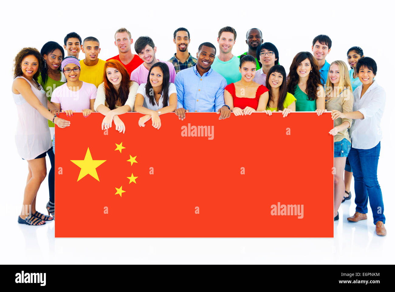 Multi-ethnischen Jugendliche mit Flagge von China Stockfoto