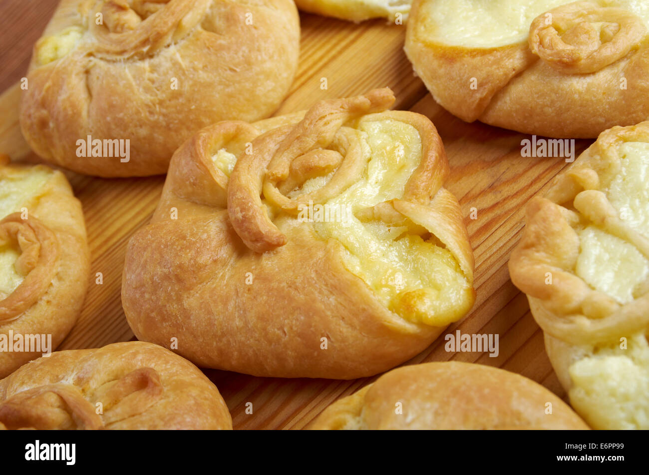 Russische Pasteten Mit Kase Und Krautern Stockfotografie Alamy