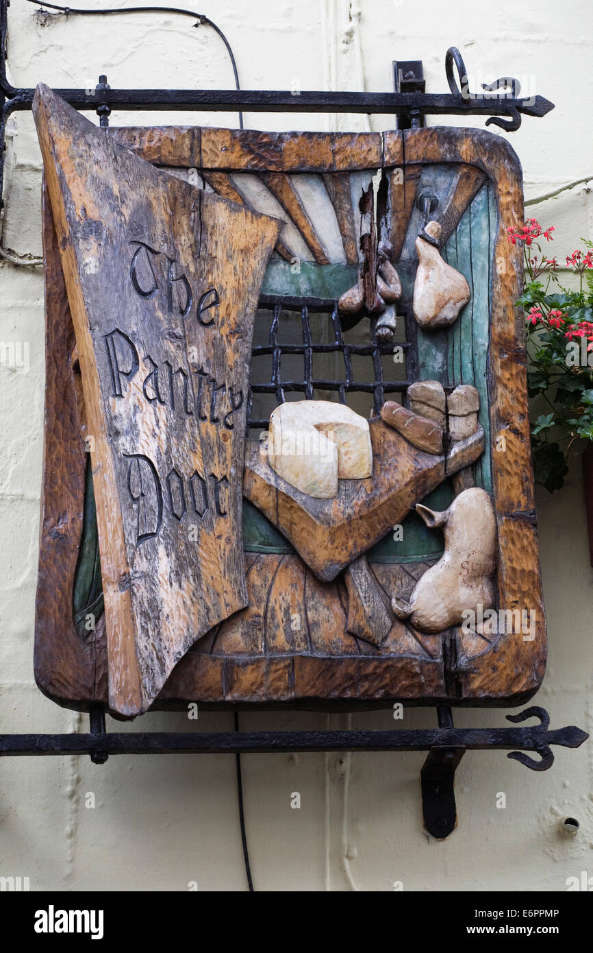 Die Pantry-Tür. Geschnitzte Ladenschild in Kirche-Straße, Whitby. Stockfoto