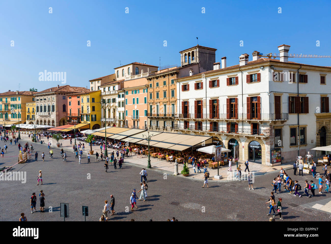 Blick über die Piazza Bra aus der Arena,, Verona, Veneto, Italien Stockfoto