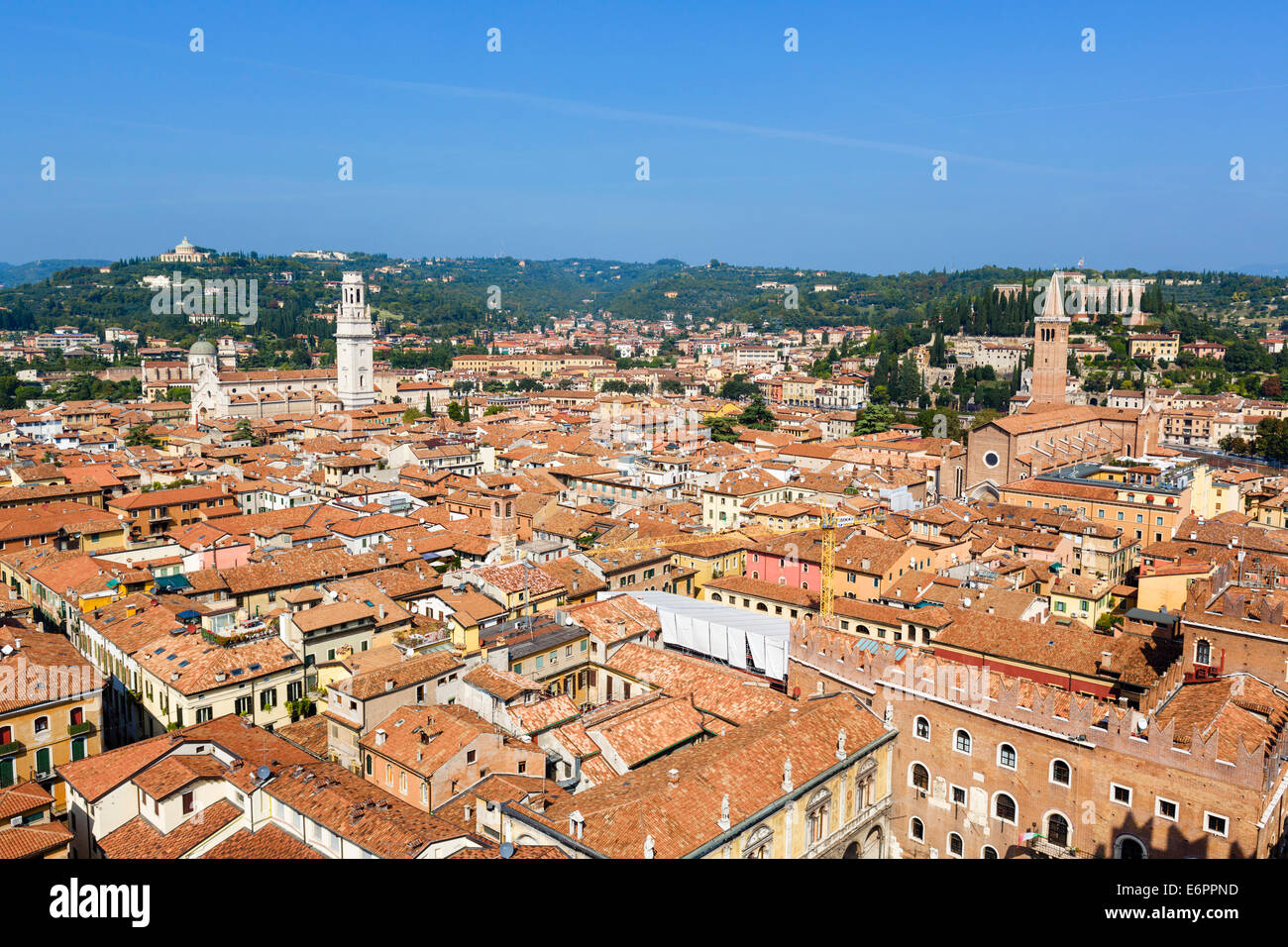 Blick über die Dächer der Stadt von der Torre dei Lamberti, Verona, Veneto, Italien Stockfoto