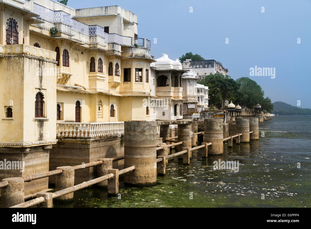 Pensionen an den Ufern des Lake Pichola, Udaipur, Rajasthan, Indien Stockfoto