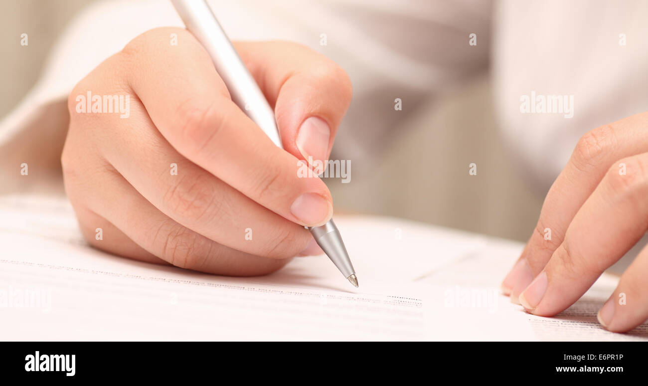 Geschäftsfrau anzeigen den Vertrag vor der Unterzeichnung. Close-up. Pen im Mittelpunkt. Geringe Schärfentiefe. Stockfoto