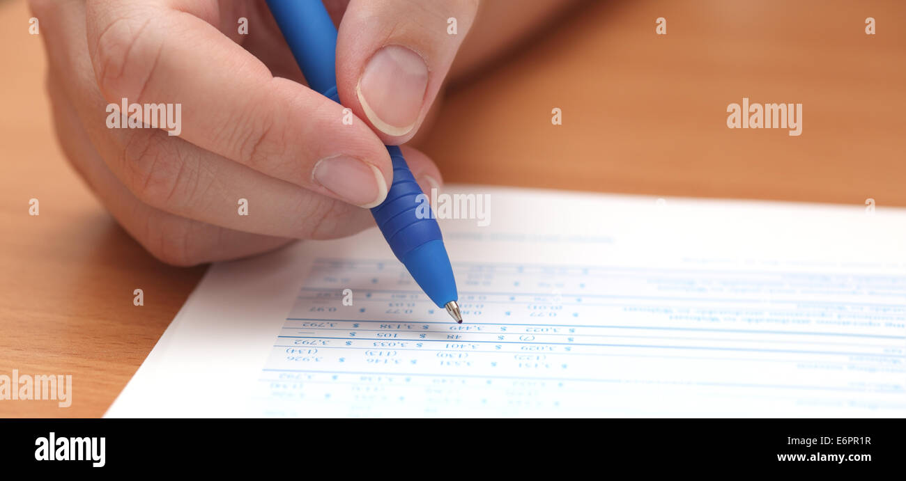 Geschäftsfrau, die Analyse von Finanzdaten. Stockfoto