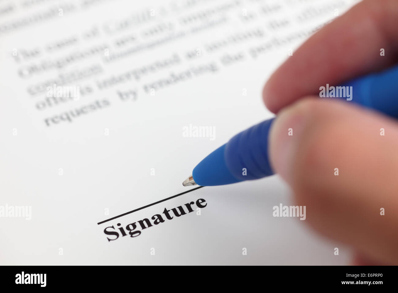 Geschäftsmann Unterzeichnung Vertrag. Konzentrieren Sie sich auf das Ende des Kugelschreibers. Geringe Schärfentiefe. Close-up. Stockfoto