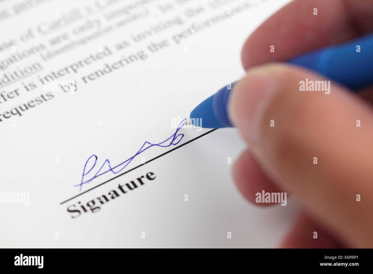 Hand, die Unterzeichnung eines Vertrages. Close-up. Stockfoto