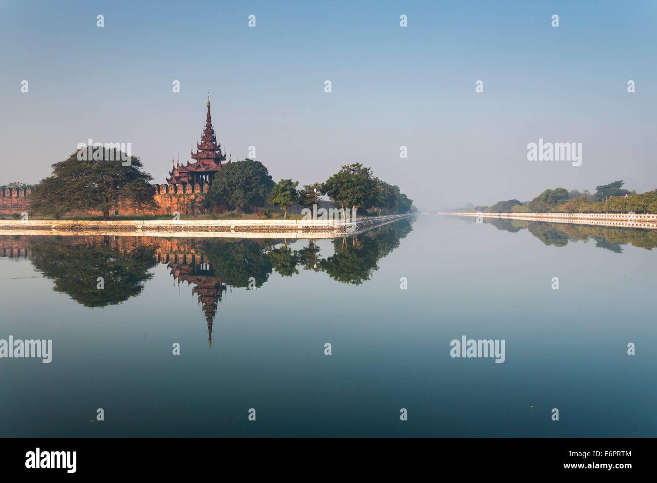 Bastion im Mandalay Palast mit Reflexionen, Mandalay, Mandalay Region, Myanmar Stockfoto