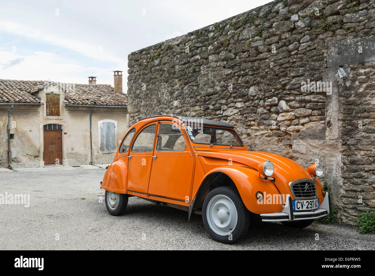 Orange Citroën 2CV, Grignan, Département Drôme, Rhône-Alpes, Provence, Frankreich Stockfoto