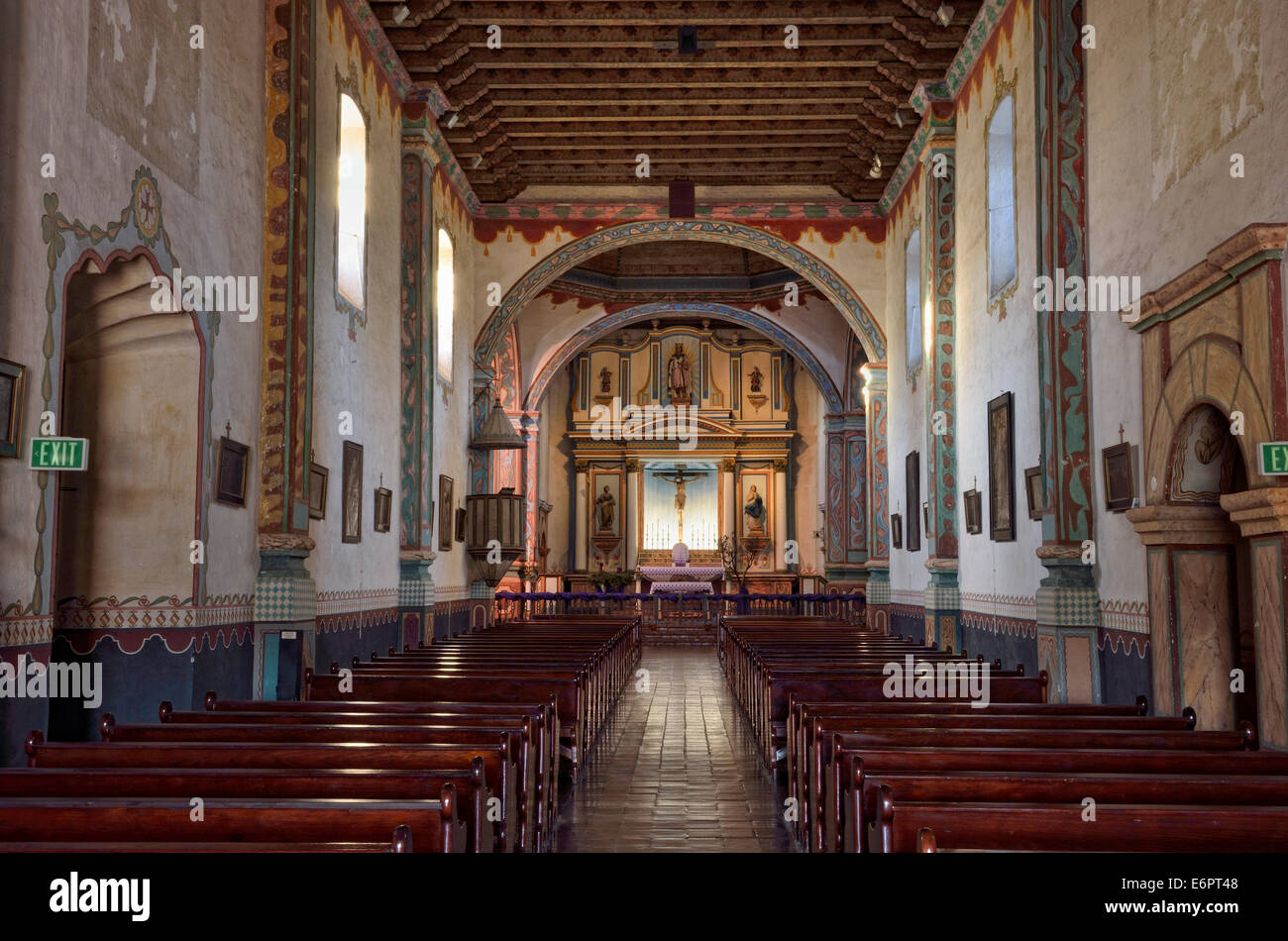 Kirchenschiff mit dem Hauptaltar, Mission San Luis Rey de Francia, Oceanside, Kalifornien, USA Stockfoto