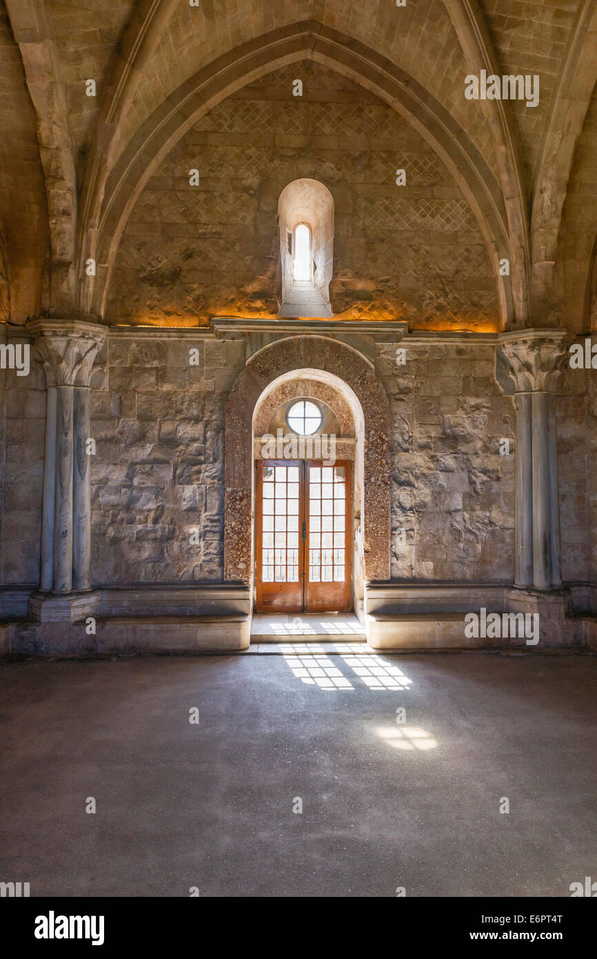 Hall, Fenster Lünette hergestellt aus Breccia Rossa, Castel del Monte, Burg, UNESCO-Weltkulturerbe, erbaut 1240-1250, Andria Stockfoto