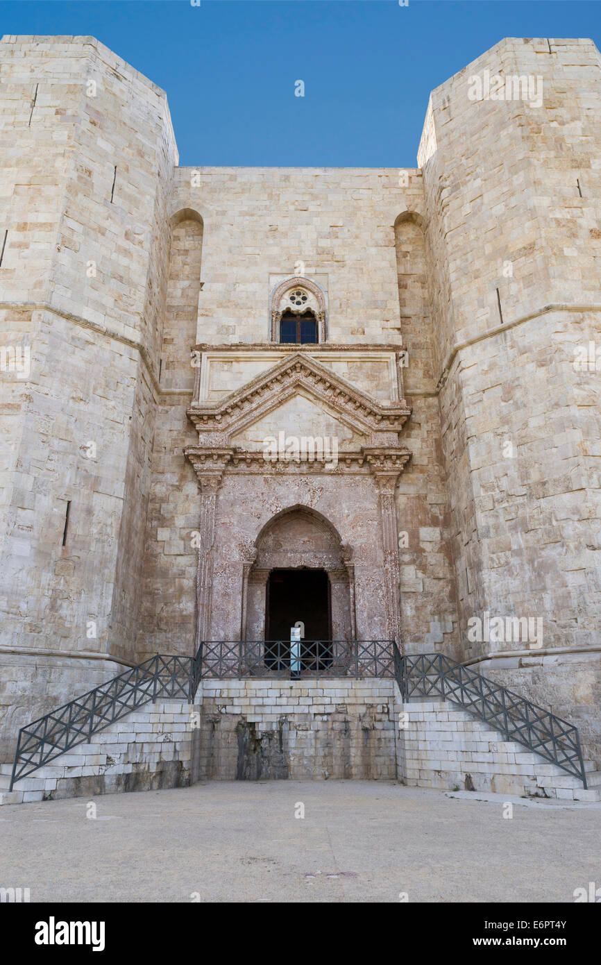 Eingang Hauptportal aus Breccia Rossa, Castel del Monte, Burg, UNESCO-Weltkulturerbe, erbaut 1240-1250, Andria, Stockfoto