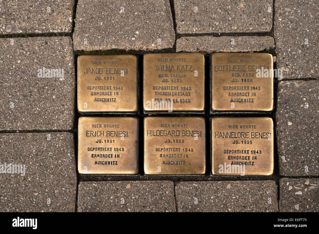 "Stolpersteine", "Stolpersteine", Kupferplatten, die zum Gedenken an die ermordeten jüdischen Bürger während der Nazizeit, Erlangen Stockfoto