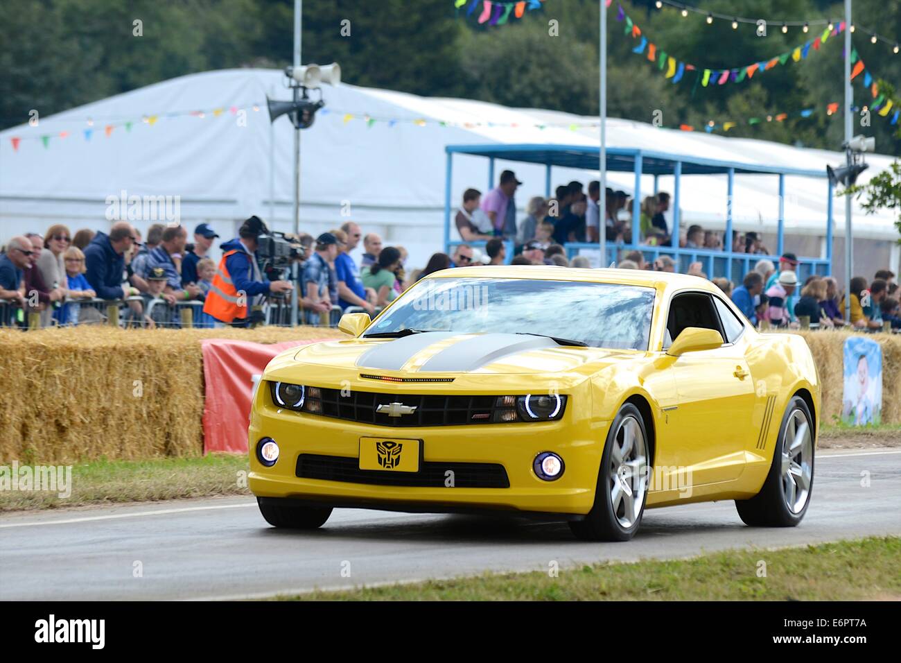 Chevrolet Camaro Bumblebee aus den Transformers Filmen bei Chris Evans CarFest South zugunsten von Kindern In Not Stockfoto