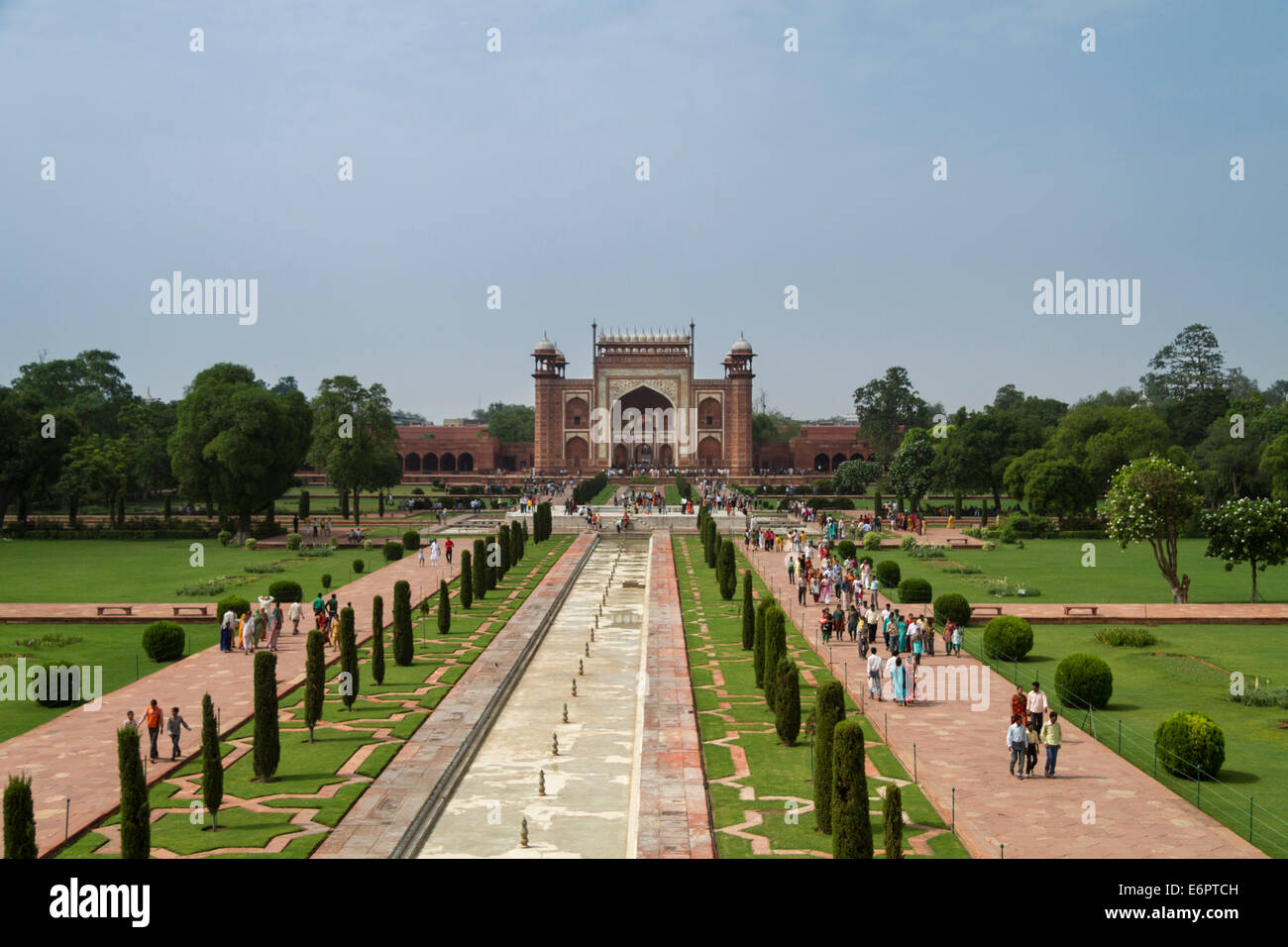 Blick vom Taj Mahal auf rotem Sandstein südliche Tor, dem Fußgänger Haupteingang für Besucher, Agra, Indien Stockfoto