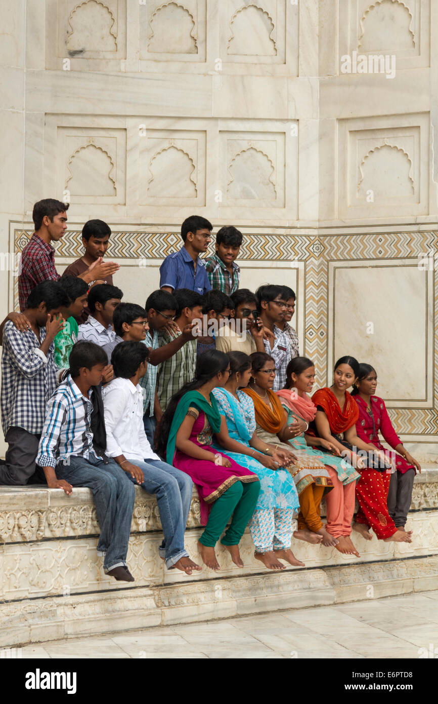 Indische Besuchergruppe posiert auf das Taj Mahal, Agra, Indien Stockfoto