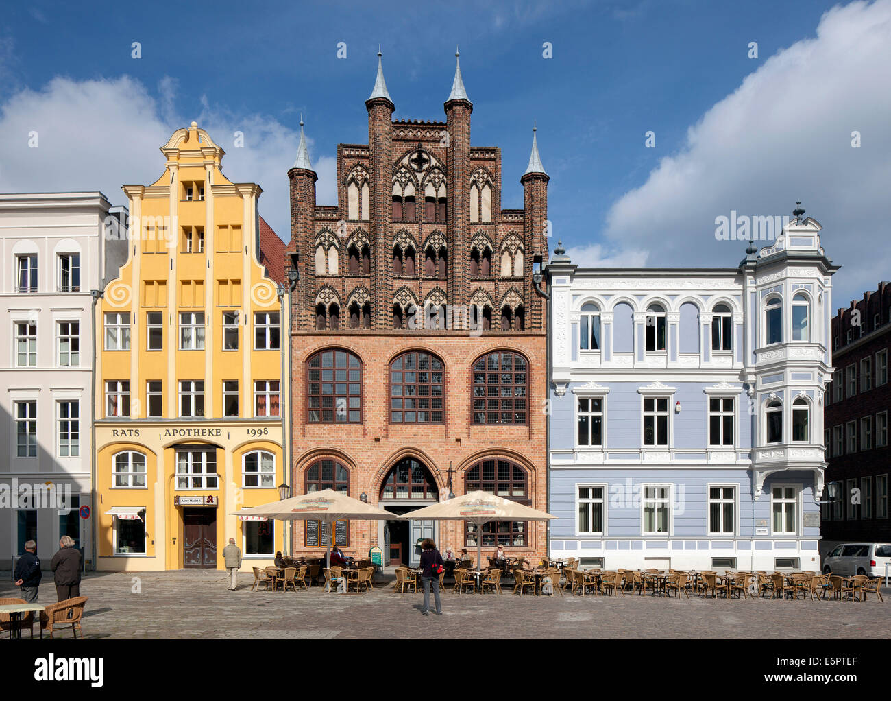 Historische Bürgerhäuser mit nördlichen Giebel der deutschen Architektur in der Altstadt von Stralsund Stockfoto