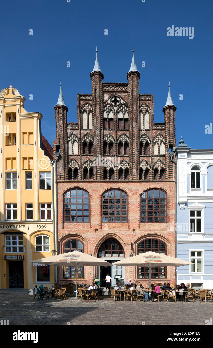 Historisches Stadthaus mit nördlichen Giebel der deutschen Architektur in der Altstadt von Stralsund, Mecklenburg-Vorpommern Stockfoto