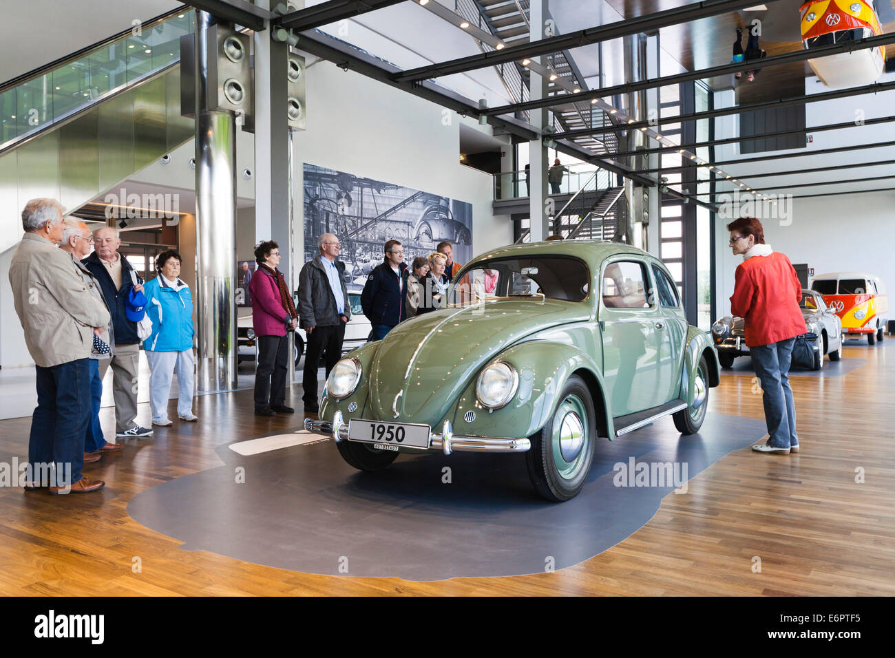 VW Käfer ab 1950 in der Automobil Ausstellung im ZeitHaus, Autostadt der Volkswagen AG, Wolfsburg Stockfoto