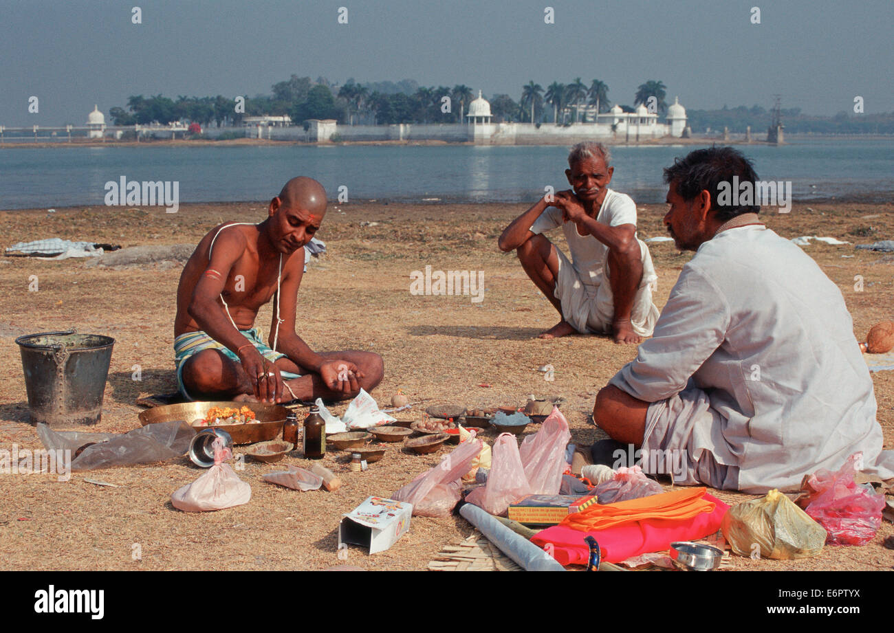 Hindu Beerdigung Ritual. Im Hintergrund, ein See und ein Denkmal, das ist die Eigenschaft des Landesfürsten (Indien) Stockfoto