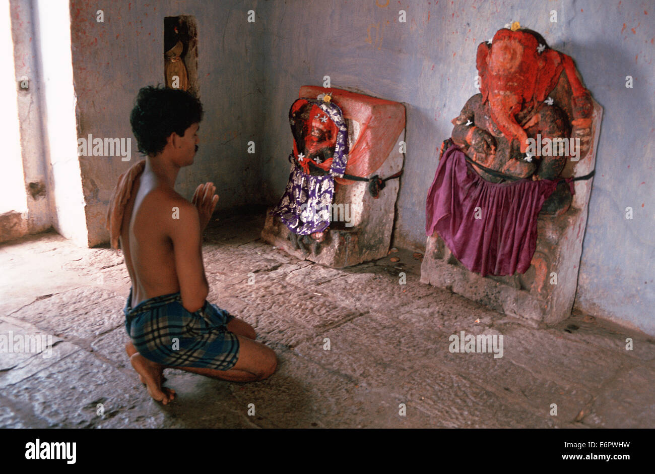 Ein Mann ist der hindu-Gott Ganesha in einem Tempel (Indien) verehren. Stockfoto