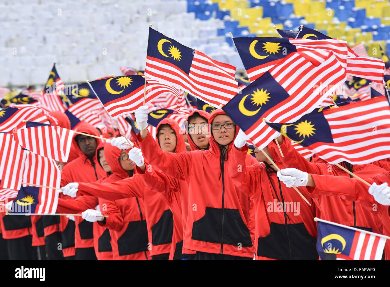 Kuala Lumpur. 29. August 2014. Menschen besuchen eine Probe der 57. Malaysian National Day Feier Aktivität in Kuala Lumpur, 29. August 2014. Malaysia feiert seinen 57. Nationalfeiertag am Sonntag. Bildnachweis: Chong Voon Chung/Xinhua/Alamy Live-Nachrichten Stockfoto