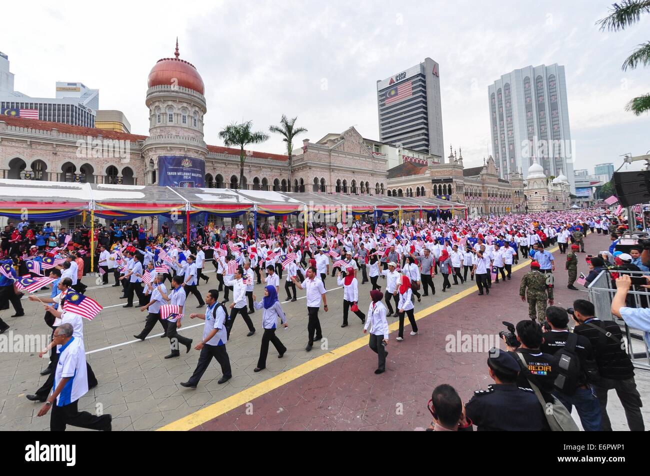 Kuala Lumpur. 29. August 2014. Menschen besuchen eine Probe der 57. Malaysian National Day Feier Aktivität in Kuala Lumpur, 29. August 2014. Malaysia feiert seinen 57. Nationalfeiertag am Sonntag. Bildnachweis: Chong Voon Chung/Xinhua/Alamy Live-Nachrichten Stockfoto