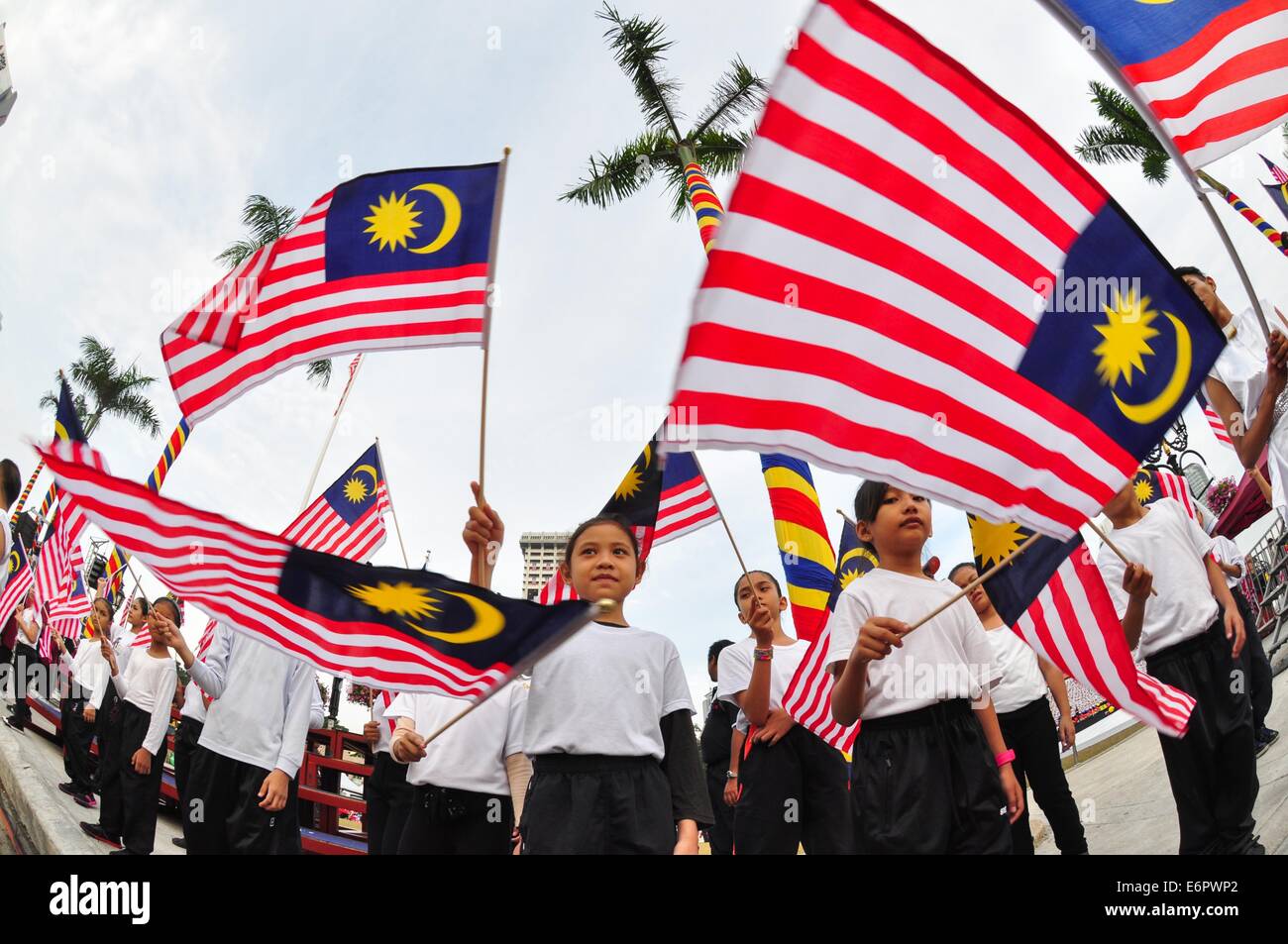 Kuala Lumpur. 29. August 2014. Menschen besuchen eine Probe der 57. Malaysian National Day Feier Aktivität in Kuala Lumpur, 29. August 2014. Malaysia feiert seinen 57. Nationalfeiertag am Sonntag. Bildnachweis: Chong Voon Chung/Xinhua/Alamy Live-Nachrichten Stockfoto