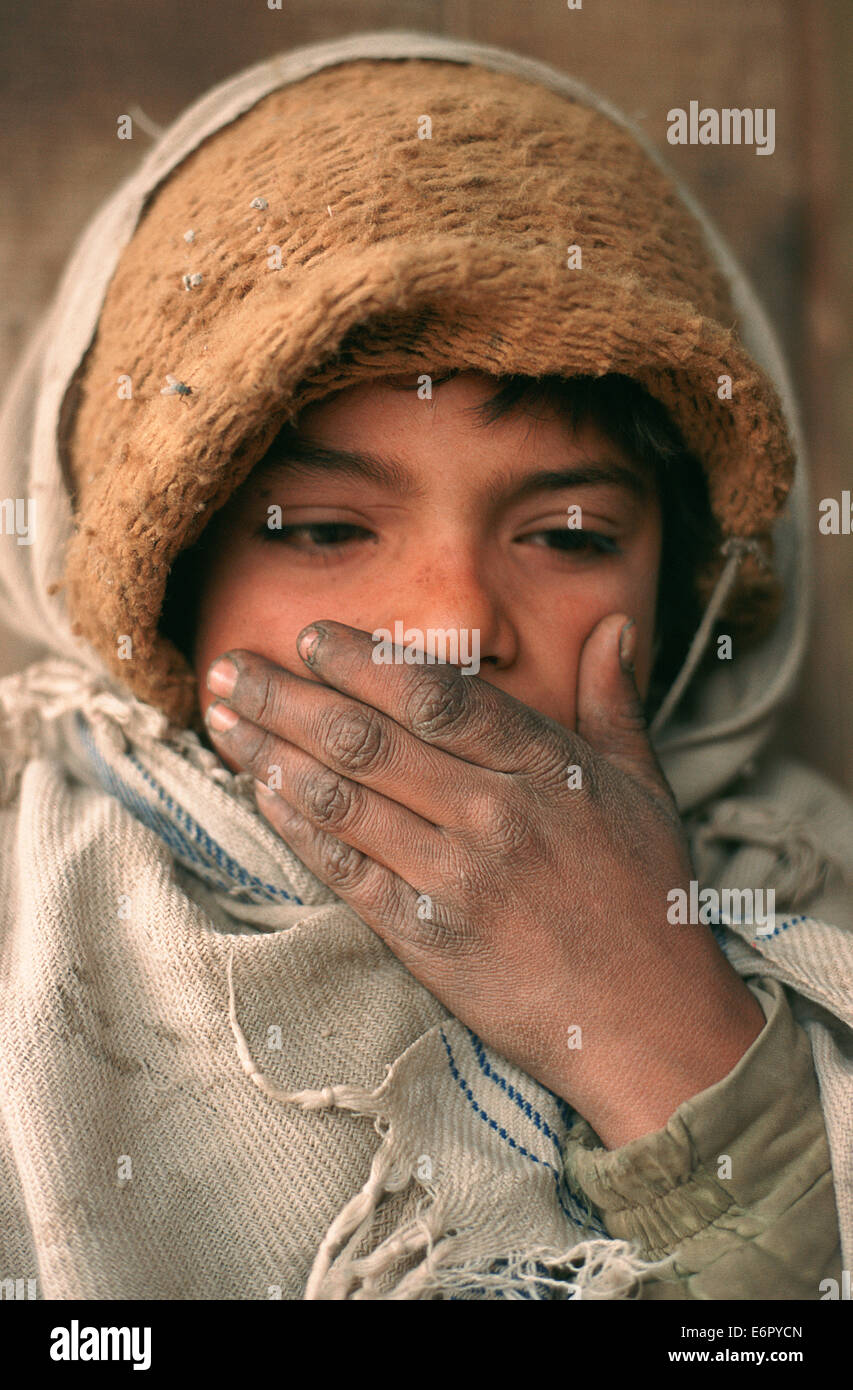 Schüchterne junge arbeitet als Helferin in einem Tee-Stall (Pakistan) Stockfoto