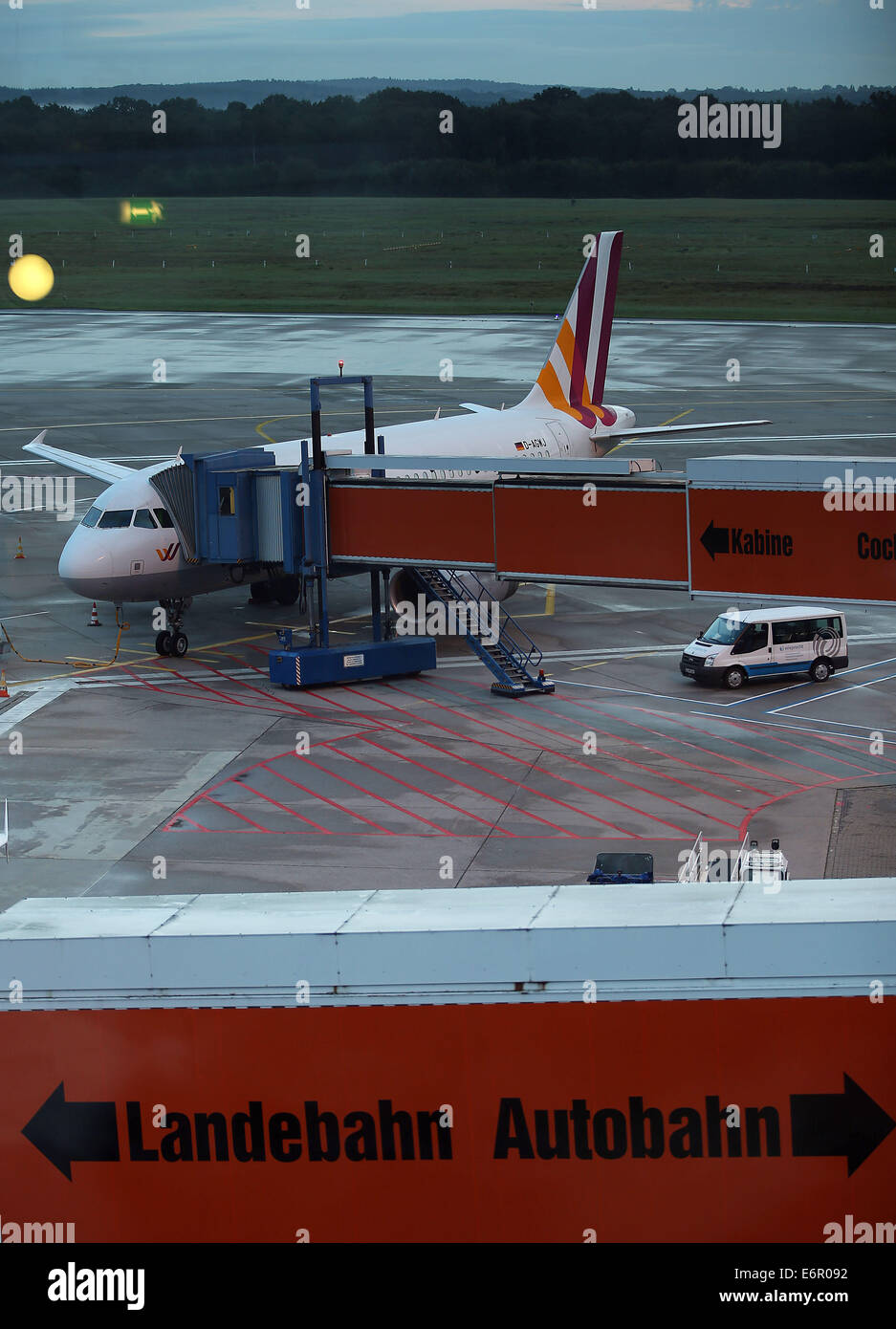 Ein Germanwings-Flugzeug auf dem Flughafen in Köln, Deutschland, 29. August 2014. Der Streik wurde von Piloten der Lufthansa-Tochtergesellschaft gestartet. Die Cockpit-Union ist im Streit über Altersvorsorge. Der Streik begann am 0500cet und wird weiter bis 11.00 Uhr MEZ. Foto: Oliver Berg/Dpa Stockfoto