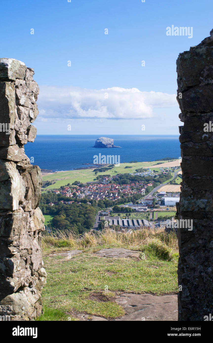 Blick auf Bass Rock aus der alten Suche Station auf Berwick Law, North Berwick, East Lothian, Schottland, Europa Stockfoto