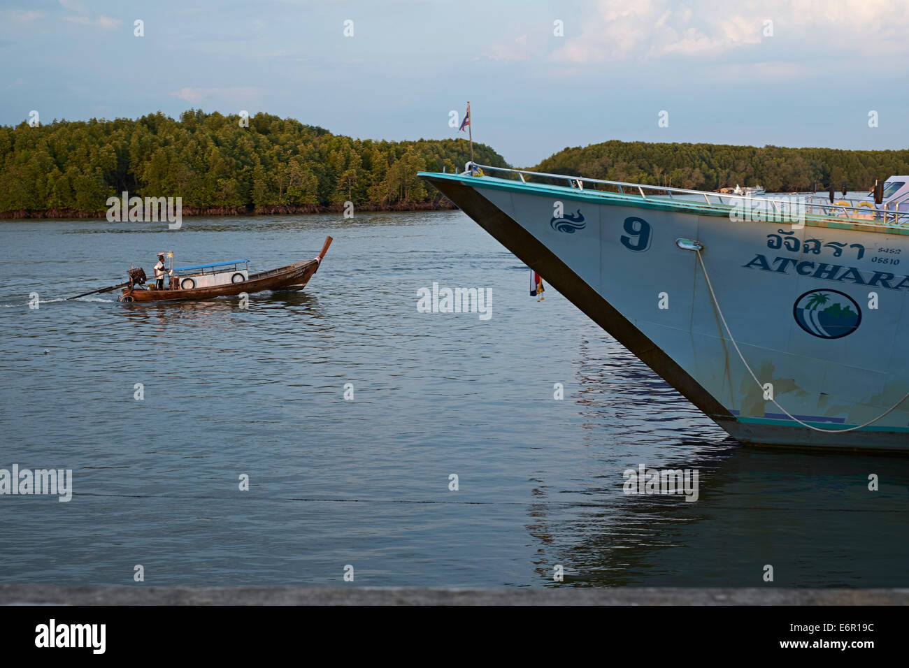 Thailand, Krabi Hafen, Longtail Boot Überführung Touristen auf die Inseln Ko Lanta, Phuket Stockfoto