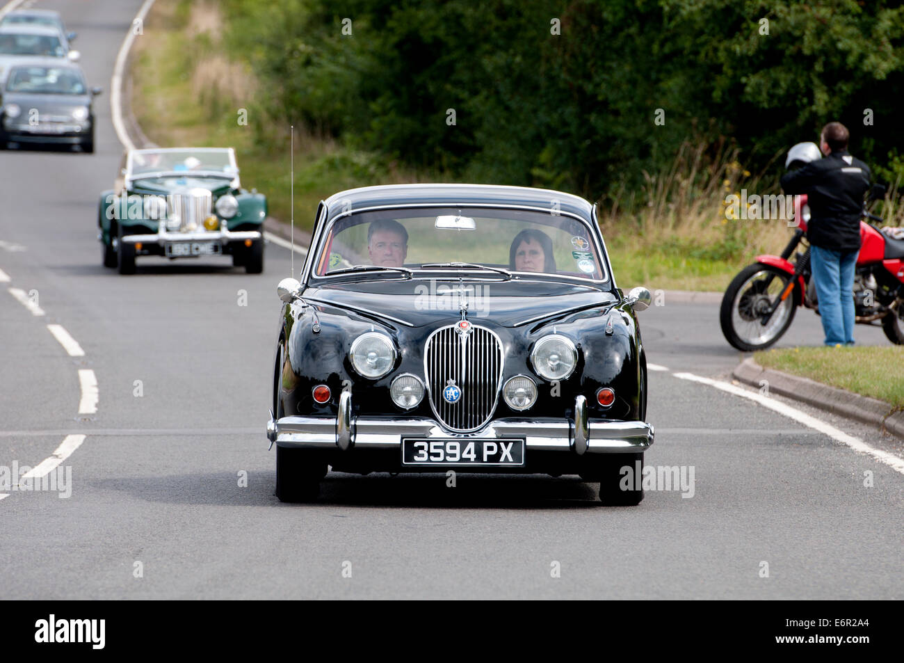 Jaguar Mk2 Auto unterwegs Fosse Way, Warwickshire, UK Stockfoto