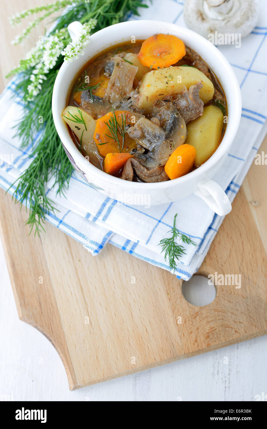 Gedünstetem Gemüse (Kartoffeln, Karotten) und Pilze. Stockfoto